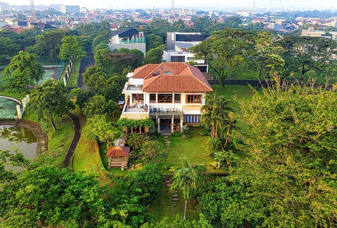 Large house with lush green garden, trees, and open yard ideal for hosting outdoor family events Large house with lush green garden, trees, and open yard ideal for hosting outdoor family events