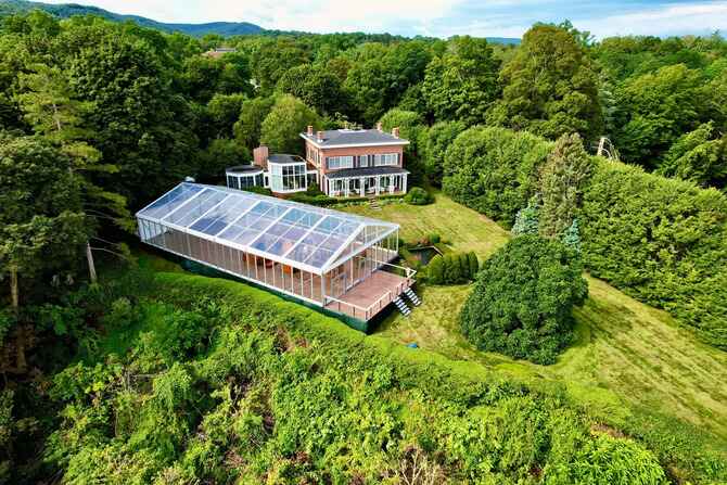 Elegant Hillside Home with Glass Pavilion Surrounded by Lush Forest Elegant Hillside Home with Glass Pavilion Surrounded by Lush Forest